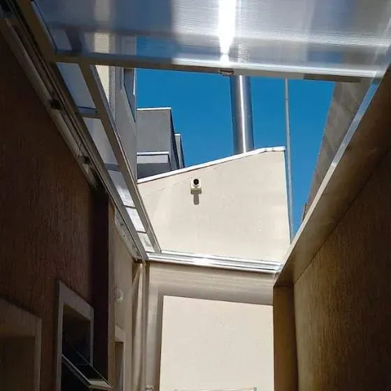 Telhado transparente retrátil aberto